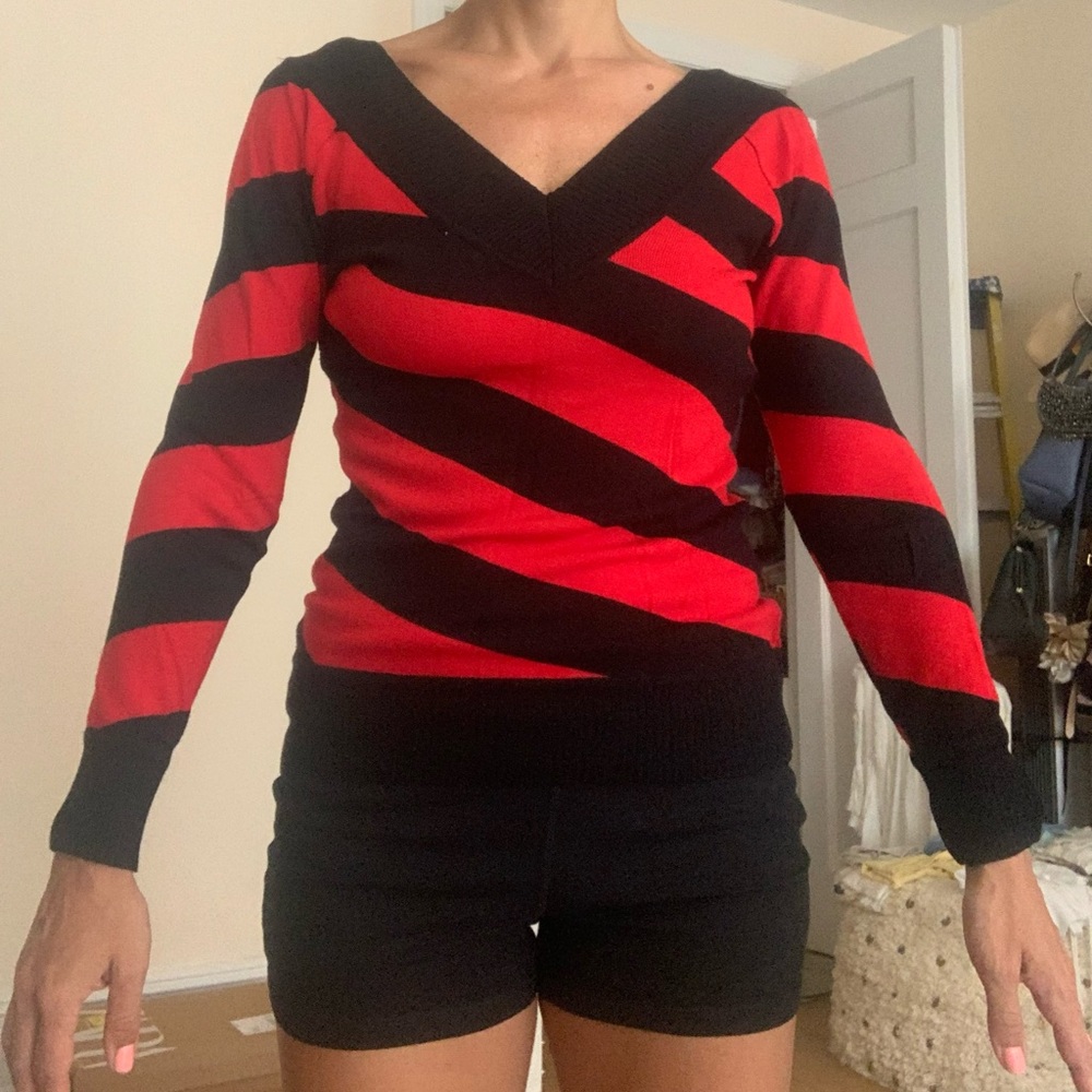 V-neck soft long sleeve - red/black stripes - size M